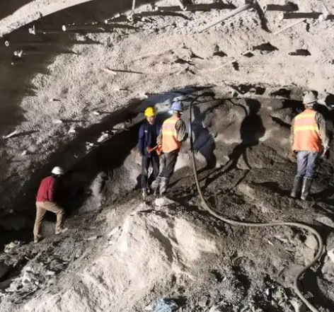 江汉拱顶带模注浆料的施工流程及注意事项